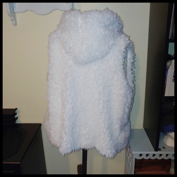ana Fluffy White Vest, Roomy Medium - Picture 3 of 5
